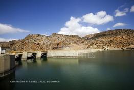 Image du Maroc Professionnelle de  Le Barrage Allal Al Fassi est situé dans la Province de Sefrou sur Oued Sebou avec un volume de stockage de 63.7 Mm3, il contrôle un bassin versant de 5.400 km2. Ce Barrage a été mis en service en 1990. But de l'ouvrage  production d'électricité, irrigation et protection contre les crues, Jeudi 8 septembre 2005. (Photo / Abdeljalil Bounhar) 